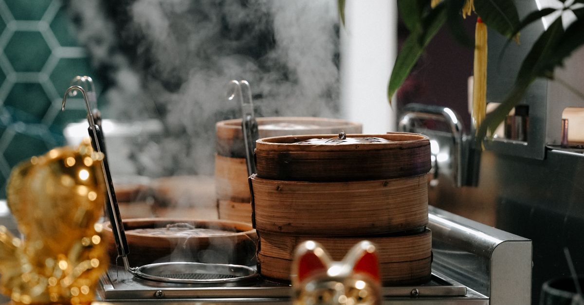 Cestos de bambu soltando vapor sobre a bancada