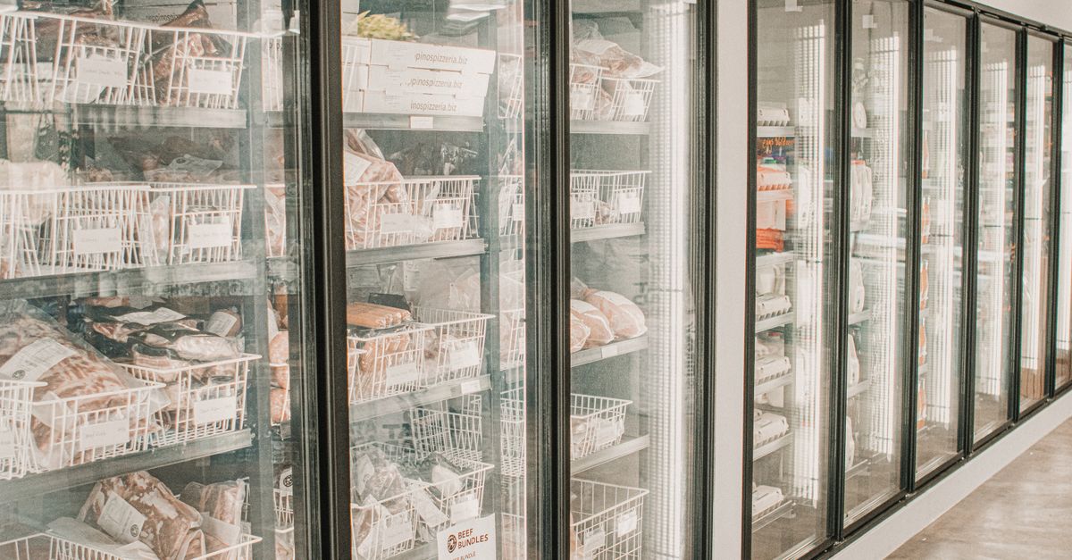 Vitrine refrigerada com alimentos embalados