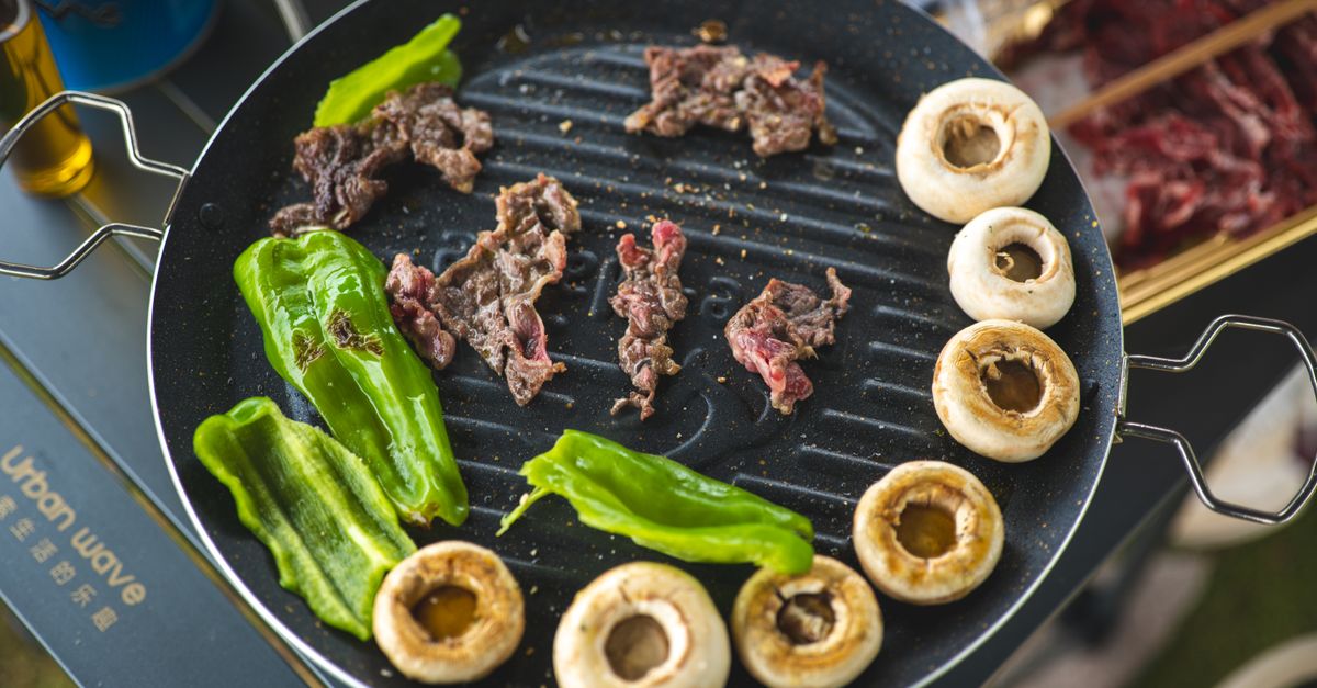 Chapa de grelhar com carne, pimentões e cogumelos