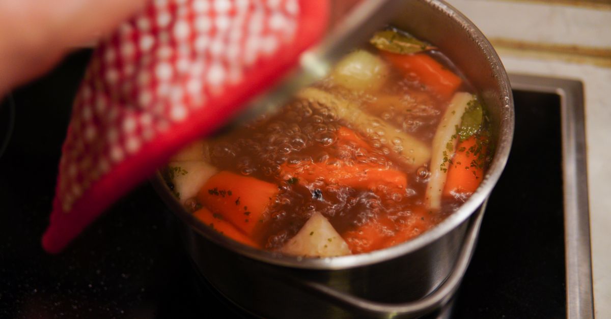 Caldo com legumes fervendo em uma panela