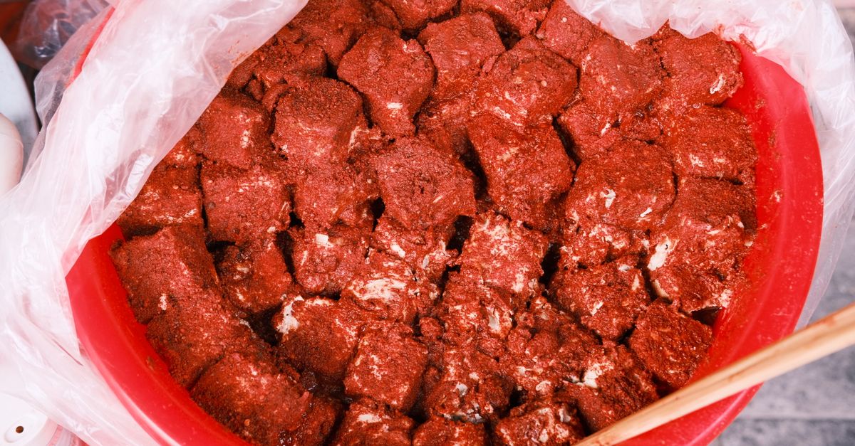 Carne marinada em uma tigela vermelha