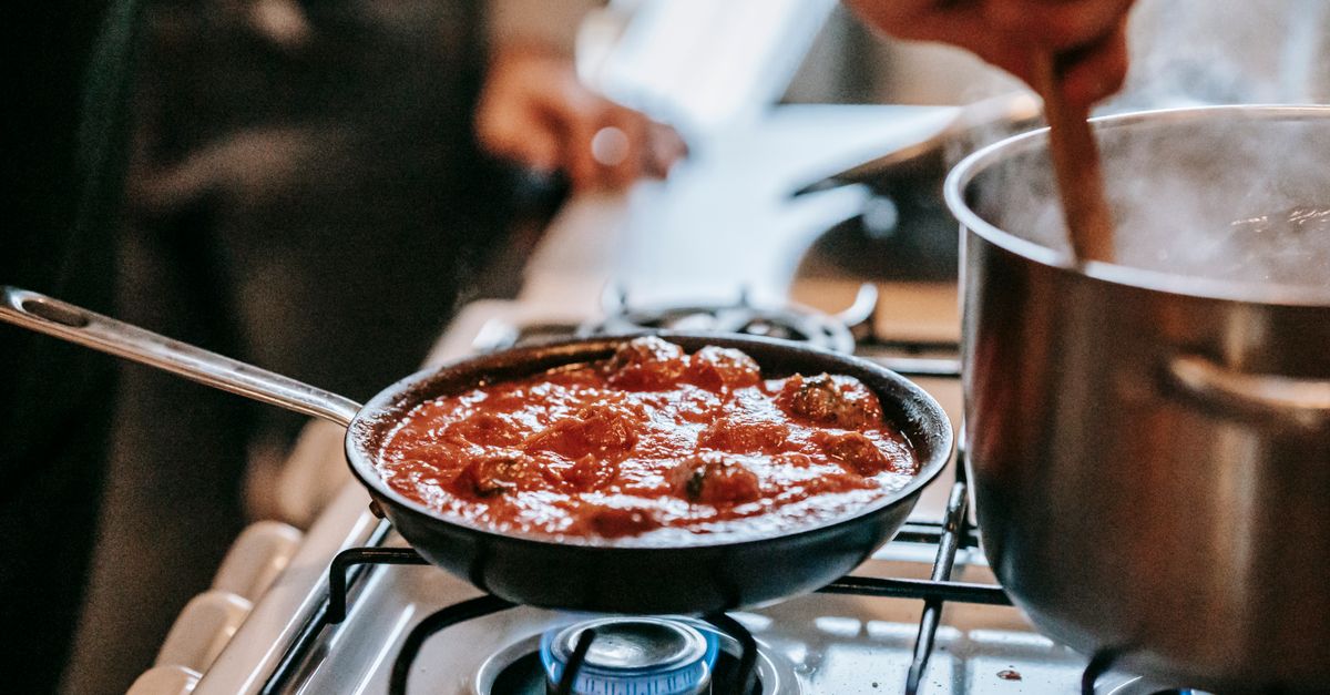 Molho de tomate cozinhando em uma frigideira sobre o fogão