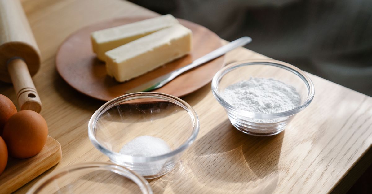 Manteiga, açúcar e ingredientes secos em tigelas de vidro